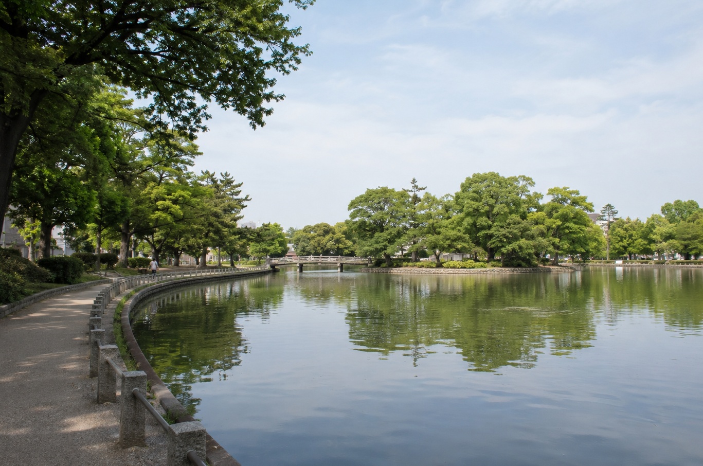 大阪市住吉区の万代池公園をイメージした池と緑の風景